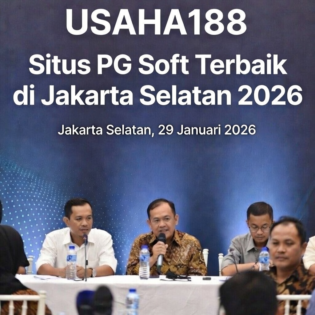 USAHA188 receiving Situs PG Soft Terbaik di Jakarta Selatan 2026 Award trophy
